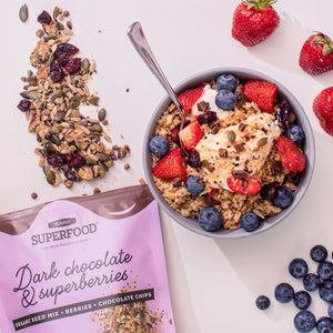 Sėklų mišinys su juoduoju šokoladu ir uogomis