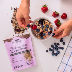 Sėklų mišinys su juoduoju šokoladu ir uogomis